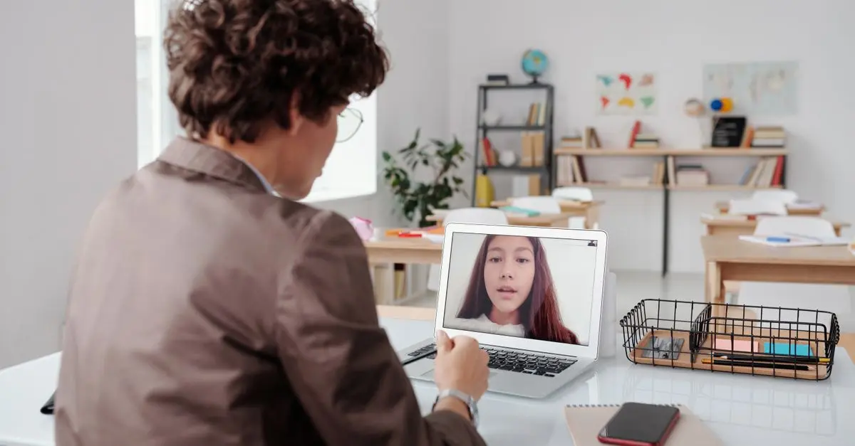 Formation en ligne vs en présentiel : laquelle choisir ?